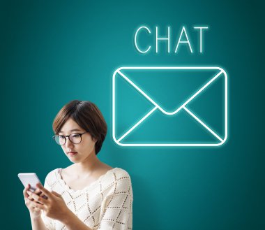 Asyalı kız telefon ekranında arıyorsunuz