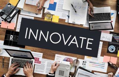 Ofiste çalışan iş adamları