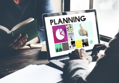 Dizüstü bilgisayarla çalışan adam