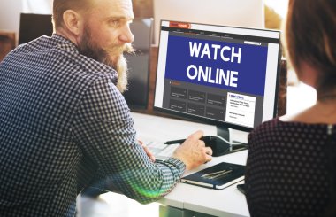 Watch Online ile bilgisayarda çalışan iş adamı
