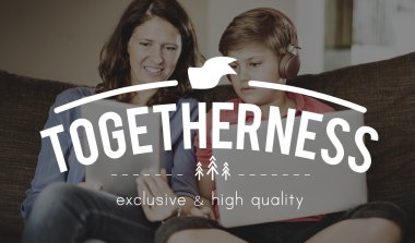 Anne ve oğlu dijital cihazlar ile çalışma