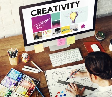 Genç kız çalışma tasarım stüdyosu