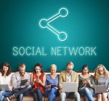 aygıtlar ve sosyal ağ ile insanlar oturup