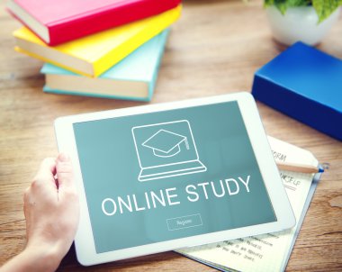 Tablet kullanan adam 