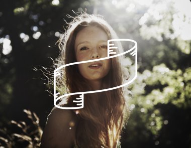 açık havada güzel genç bir kadın