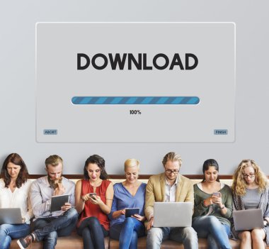 aygıtlar ve download ile insanlar oturup