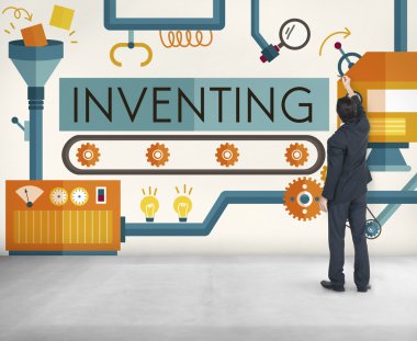 İş adamı duvara yakın duruyor 