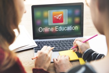 laptop ile çalışan kızlar