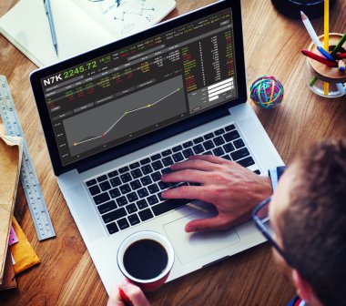 laptop ile çalışma ve kahve içme adam