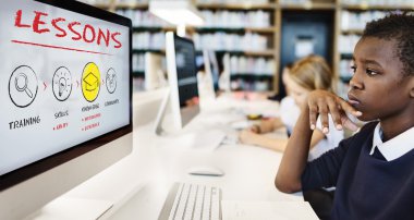 Bilgisayarla okuyan çocuklar