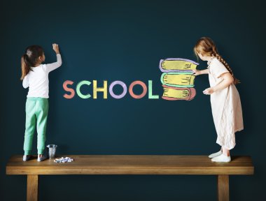 Yazı tahtası üzerinde çizim sevimli küçük kız