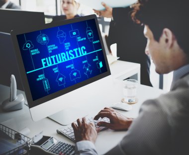 fütüristik olan bilgisayarda çalışan iş adamı