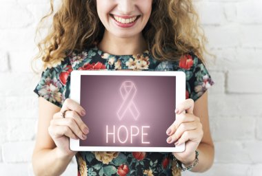 Dijital tablet tutan kadın