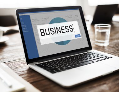 çalışma alanı tablo üstünde laptop  