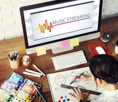 Genç kız çalışma tasarım studio