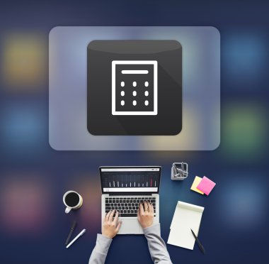 laptop ile çalışan kişi 