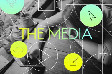 Akıllı telefon kullanan kadın