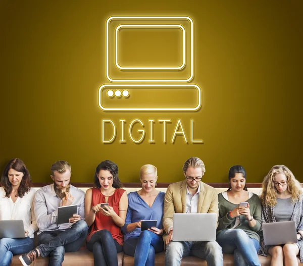 Menschen sitzen mit Geräten und digitalen — Stockfoto