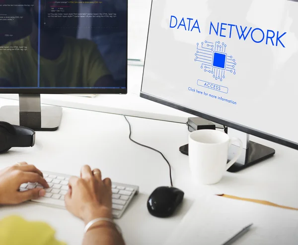 A számítógépes adatok hálózaton működő üzletember — Stock Fotó