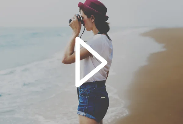 Chica en sombrero haciendo fotos — Foto de Stock