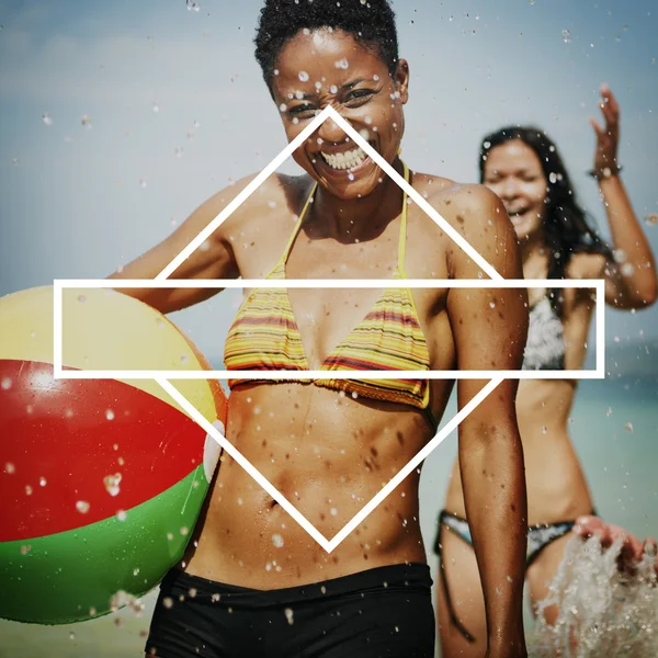 Счастливые женщины с пляжным мячом — стоковое фото