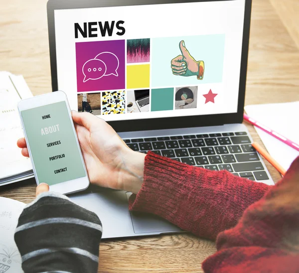 Meisjes met laptop en smartphone — Stockfoto