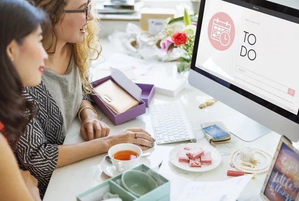 Jonge vrouwen praten en lachen — Stockfoto