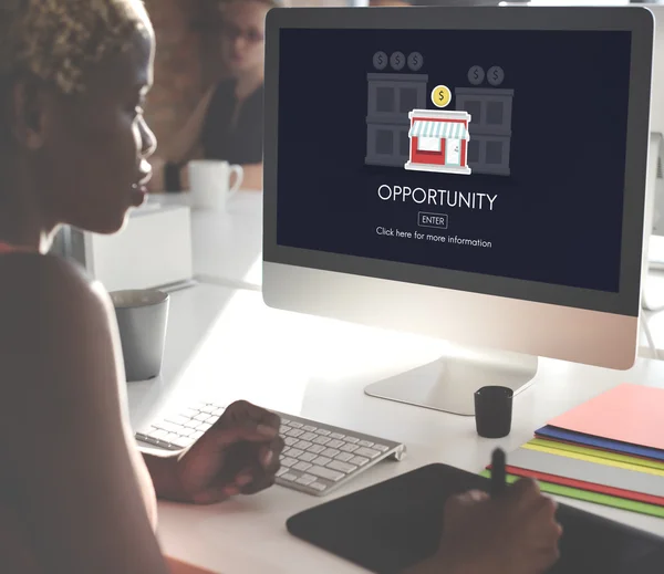 Affärskvinna arbetar på dator med möjlighet — Stockfoto