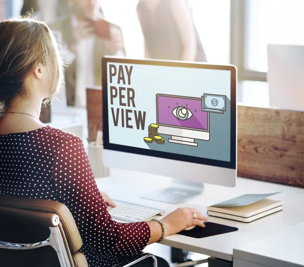 Zakenvrouw werken op de computer met Pay Per View — Stockfoto