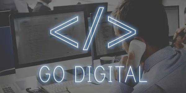 Бизнесмен работает на компьютере с Go Digital — стоковое фото