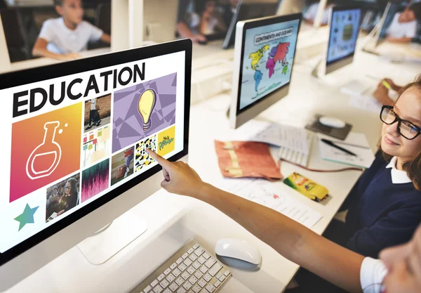 Crianças estudando com computador — Fotografia de Stock