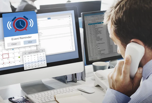 イベントのアラームを設定したコンピューターで作業して実業家 — ストック写真
