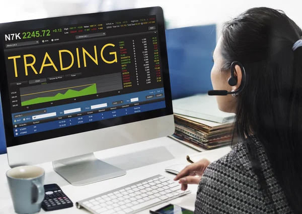 Empresária trabalhando no computador com Trading — Fotografia de Stock