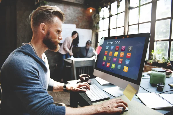 Bell'uomo che lavora con il computer — Foto Stock