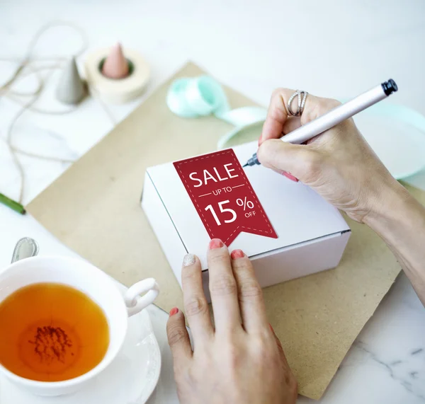 Mujer escribiendo texto en postal —  Fotos de Stock