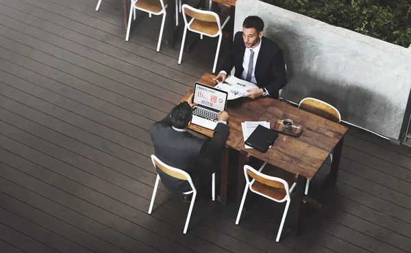 Empresários em reunião têm discussão — Fotografia de Stock