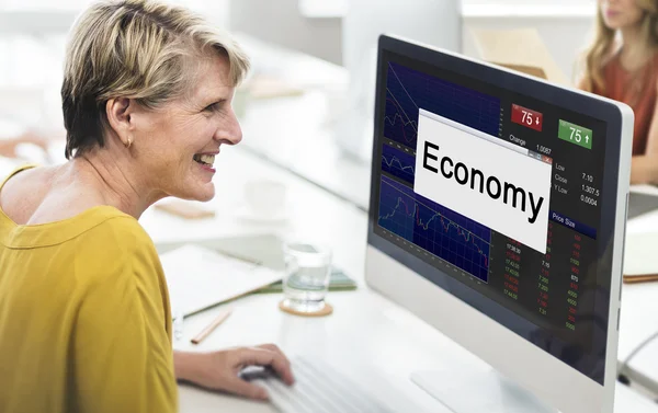 Computer con economia sul monitor — Foto Stock