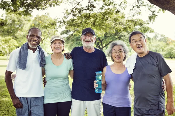 Sportiga senior vänner på park — Stockfoto