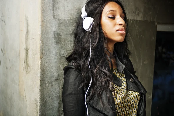 Mujer escuchando música en auriculares —  Fotos de Stock