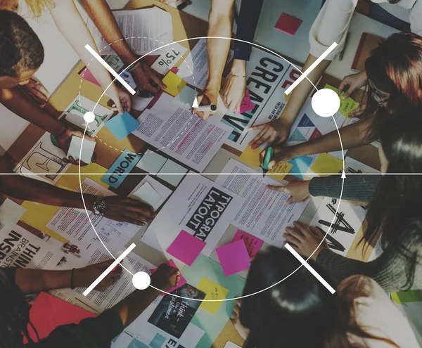 Estudantes na mesa do local de trabalho — Fotografia de Stock