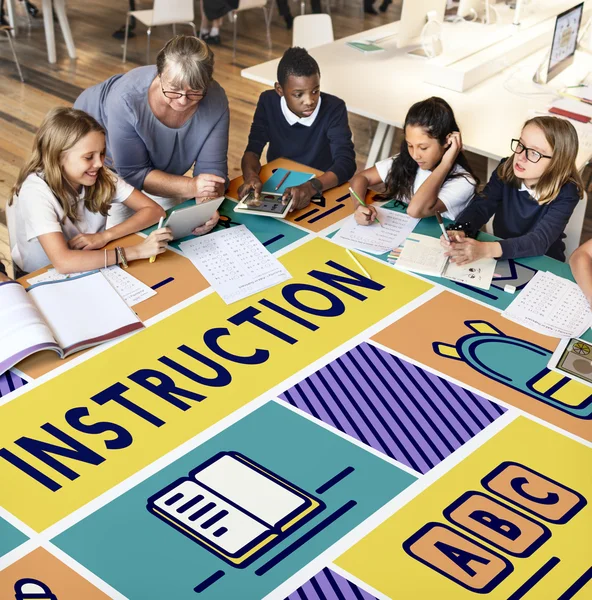 Leraar met groep kinderen — Stockfoto