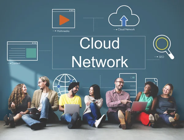 Vrienden van de diversiteit in de buurt van muur met cloud netwerk — Stockfoto