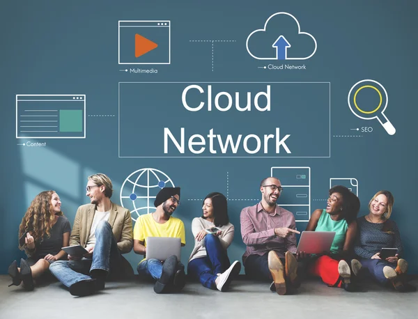 Diversidad de amigos cerca de la pared con Cloud Network — Foto de Stock