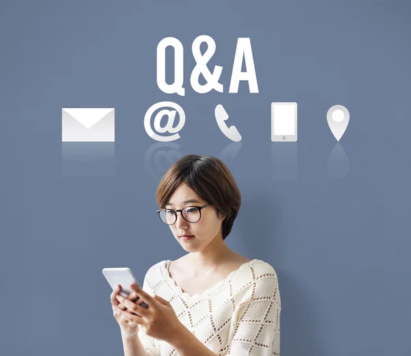 Asiatico ragazza cercando su telefono schermo — Foto Stock