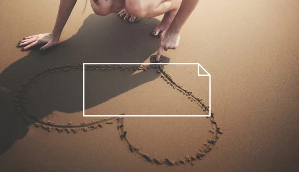 Mujer dibujo símbolo del corazón en la playa — Foto de Stock