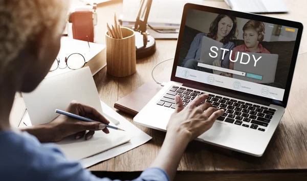 Kvinna som arbetar på laptop med studie — Stockfoto