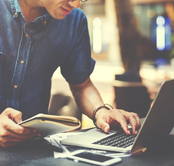 Homem trabalhando com laptop — Fotografia de Stock