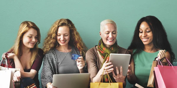 Teman wanita duduk di sofa — Stok Foto