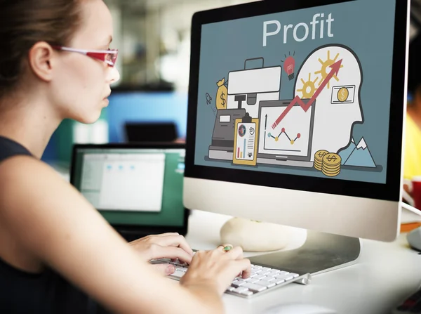 Affärskvinna arbetar på dator med vinst — Stockfoto