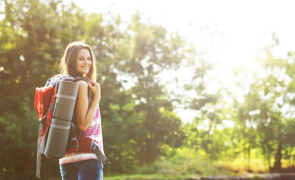 Chica joven con mochila — Foto de Stock